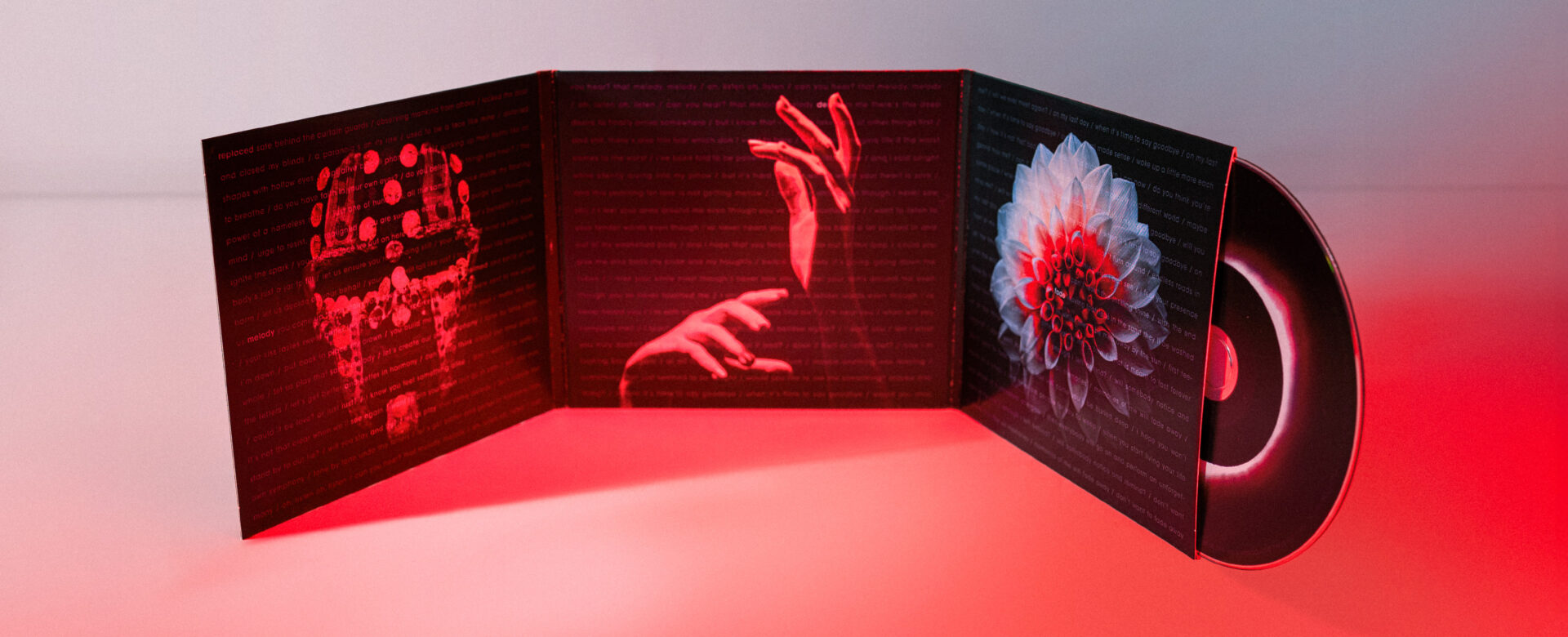 Albumcover „radiant one“ der Band Radiant – geöffnete Digipak-Ansicht mit Innen-Artwork, Blumenmotiv und CD