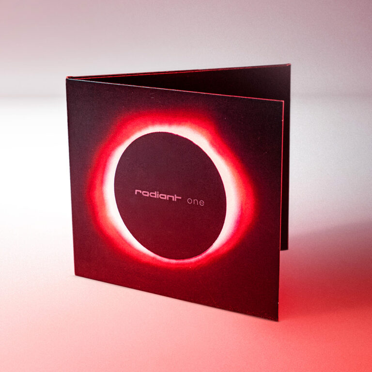 Albumcover „radiant one“ der Band Radiant – Frontalansicht mit rotem Sonnenfinsternis-Design