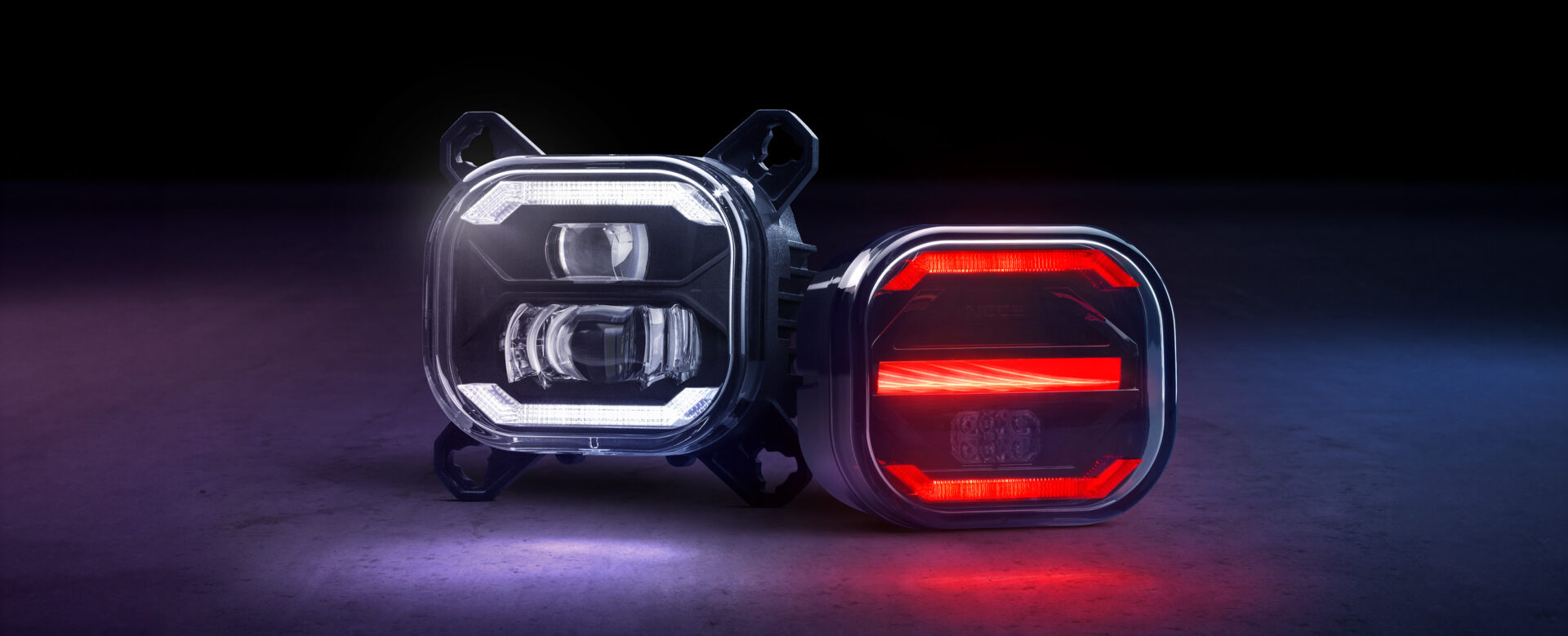 Zwei Nolden Fahrzeugleuchten – links ein weiß leuchtender Frontscheinwerfer, rechts eine rot leuchtende Rückleuchte im modernen Design