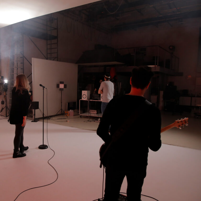 Gitarrist von Radiant während der Probe im Musikvideostudio