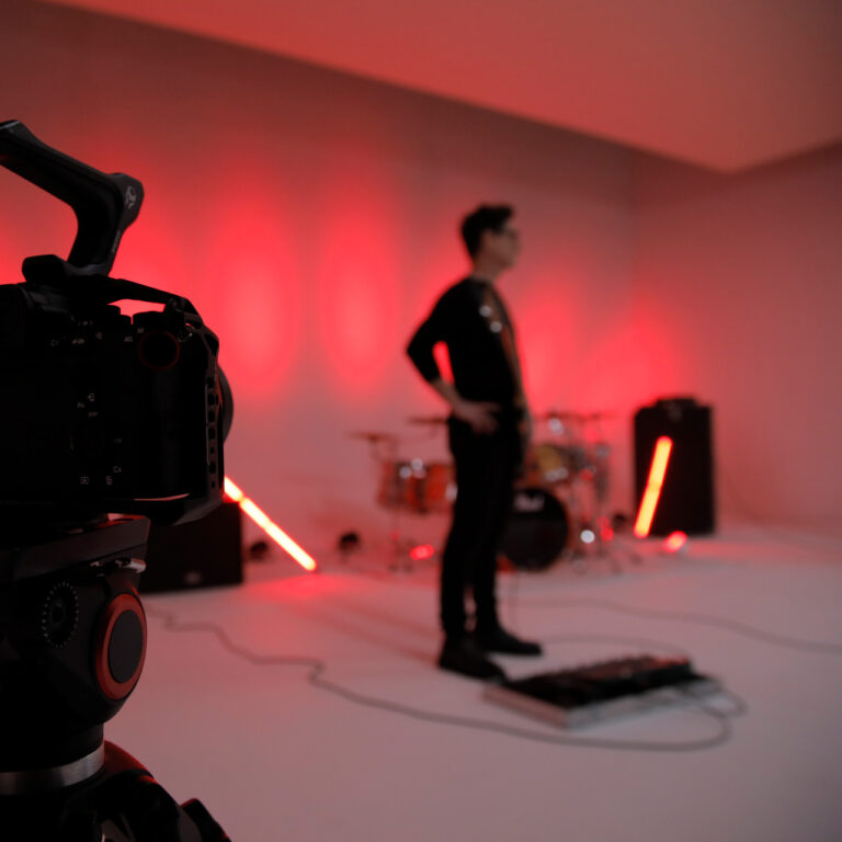 Detailaufnahme der Kamera beim Musikvideodreh von Radiant