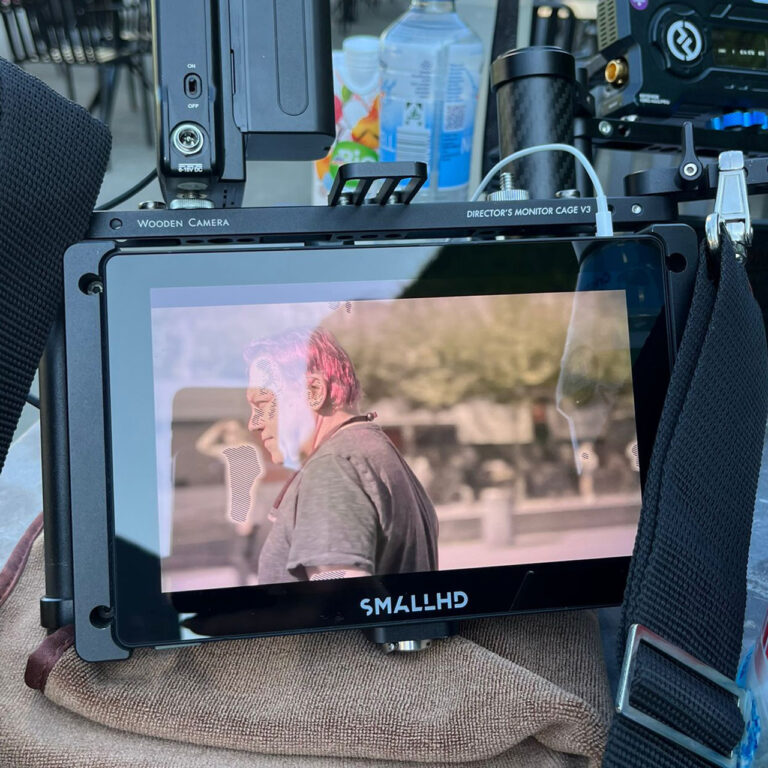 Regie-Monitor mit Filmszene eines Schauspielers beim Dreh von „Blind Date“ auf dem Display