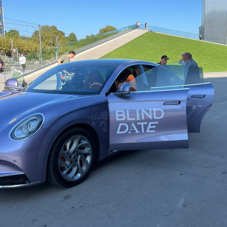 Tontechniker mit Mikrofonaufnahme während der Dreharbeiten von „Blind Date“ neben dem ORA 07