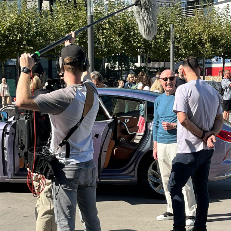 Tontechniker mit Mikrofonaufnahme während der Dreharbeiten von „Blind Date“ neben dem ORA 07